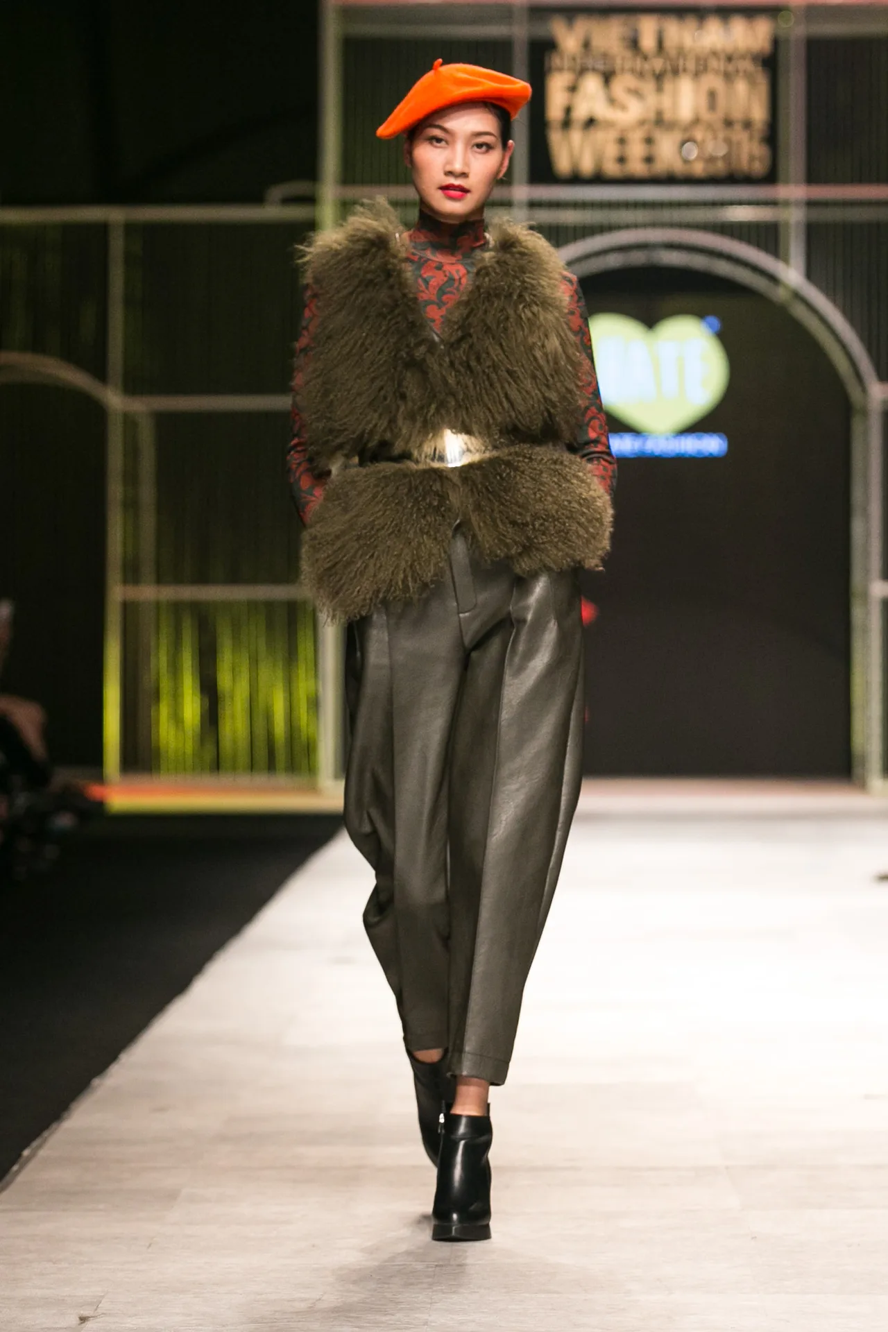 I HATE FASHION thả “Ký ức những mùa đông cũ kỹ” vào BST Thu-Đông 2016 tại VIFW - ELLE VN