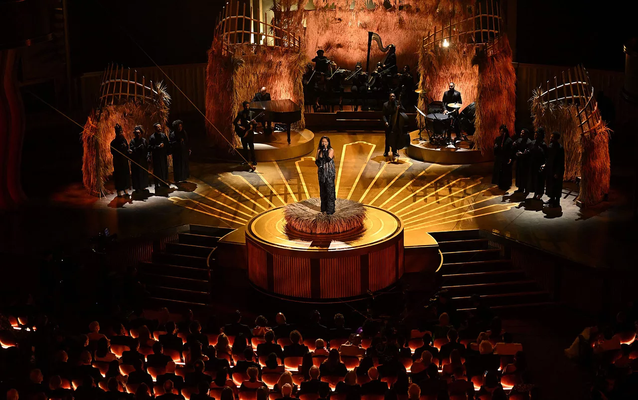 Rihanna biểu diễn Lift me up tại Oscar 2023