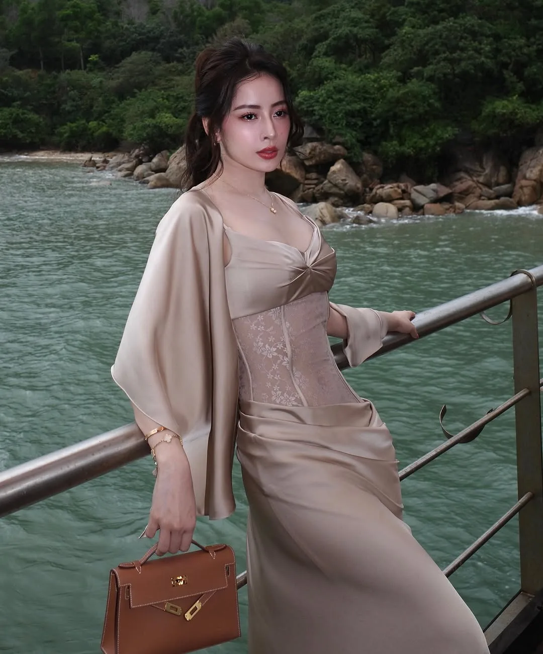 đầm lụa tiệc cưới