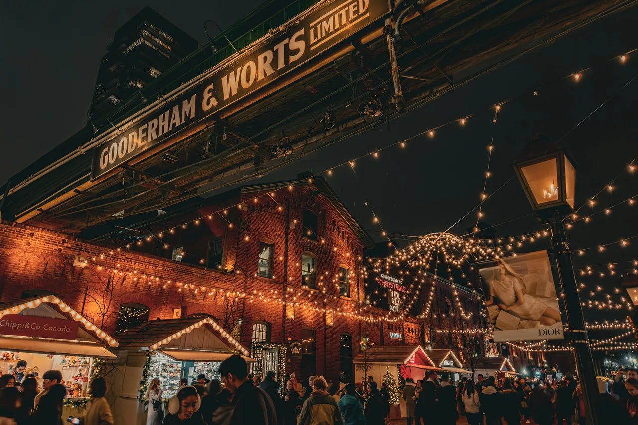 The Distillery Winter Village ở Toronto là một ngôi làng Giáng Sinh kiểu châu Âu lộng lẫy, biến khu phố lịch sử Distillery District thành một thiên đường mùa đông