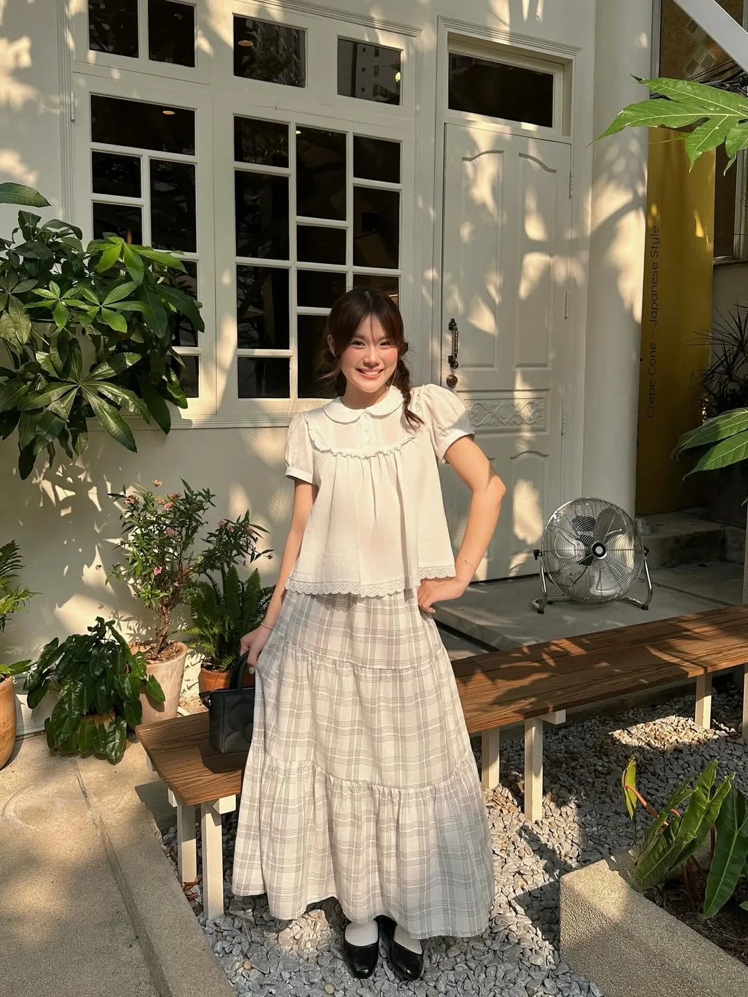 Sự mềm mại của chất liệu satin hoặc voan giúp mỗi bước đi của nàng thêm phần uyển chuyển trong thiết kế chân váy dài.