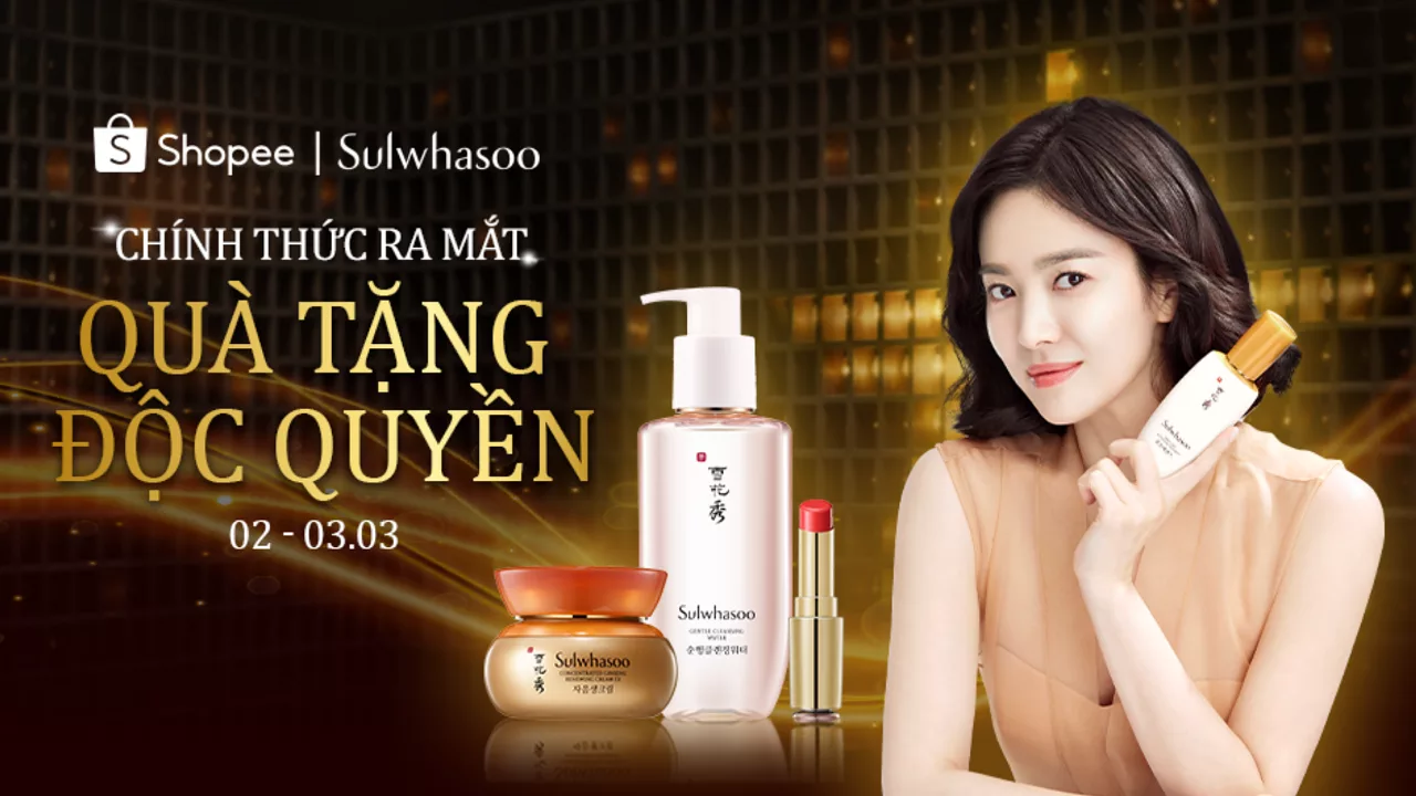 Sulwhasoo-Song Hye Kyo cầm mỹ phẩm.