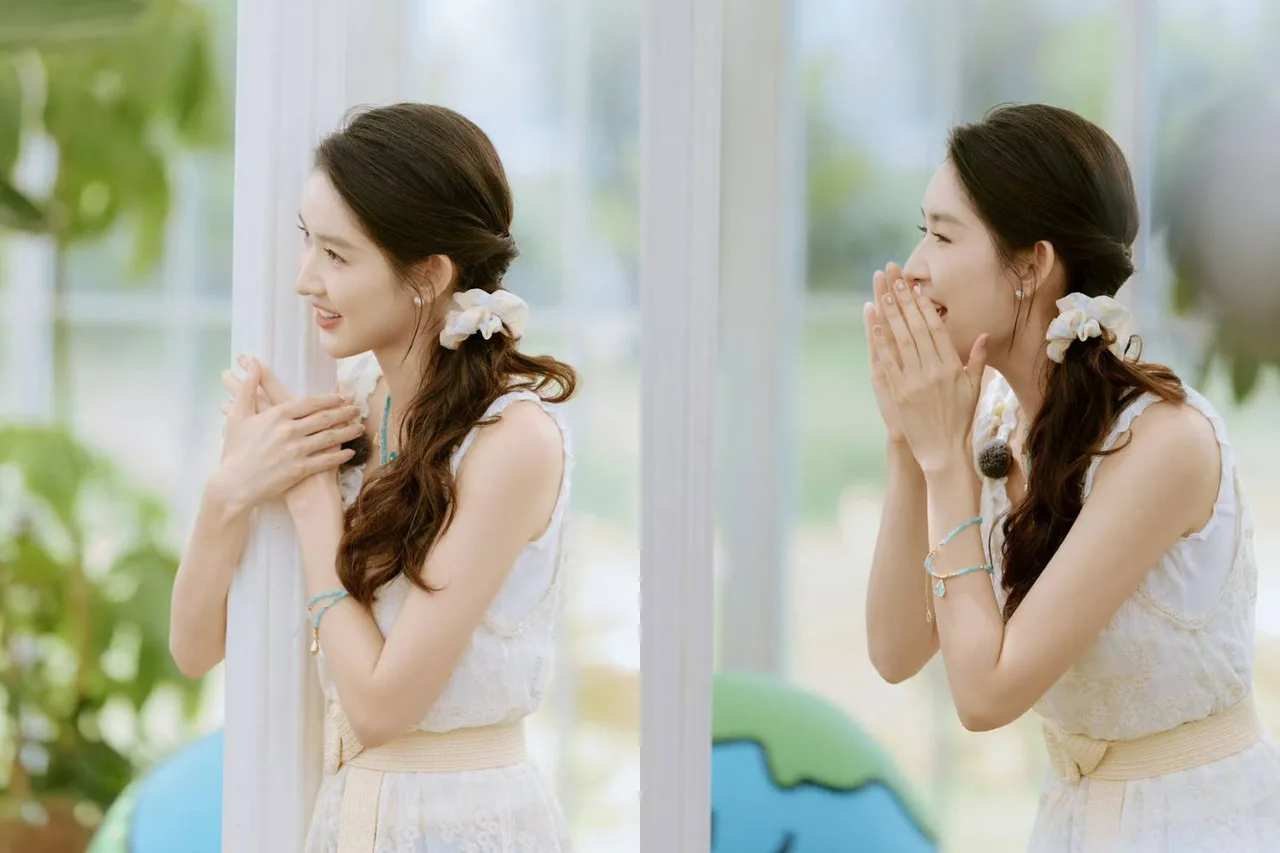 Vương Ngọc Văn nữ tính với kiểu tóc buộc lệch uốn xoăn nhẹ, điểm xuyết scrunchie bản to, tôn lên vẻ lãng mạn và bay bổng.