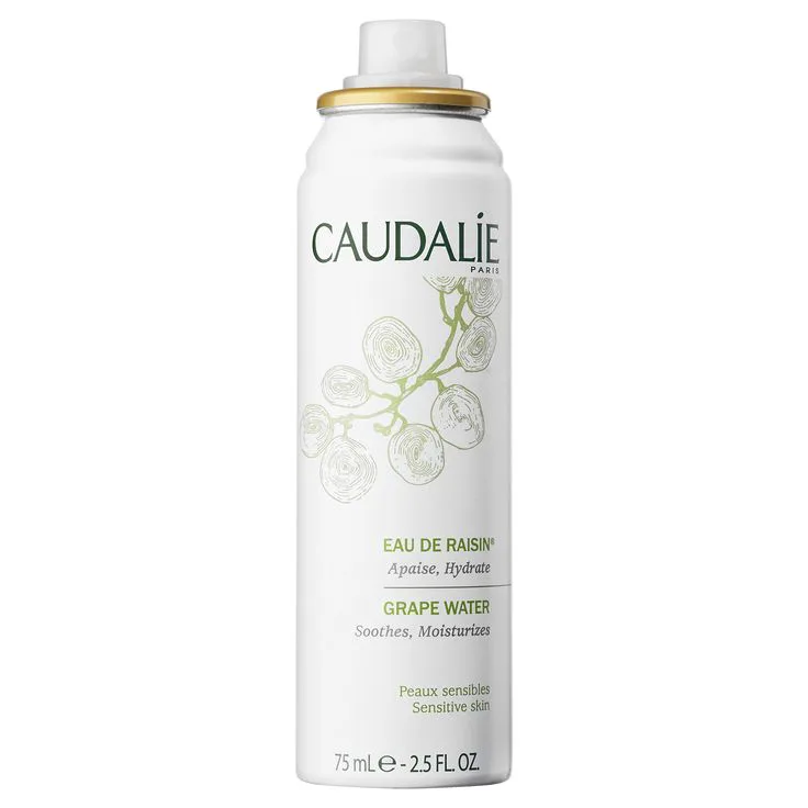 Xịt khoáng Eau de Rasin của Caudalie Paris chứa chiết xuất từ quả nho trong thành phần - một trong những sản phẩm Hydrosol tiêu biểu trong chăm sóc da hàng ngày. Xịt khoáng Eau de Rasin của Caudalie Paris chứa chiết xuất từ quả nho trong thành phần - một trong những sản phẩm Hydrosol tiêu biểu trong chăm sóc da hàng ngày.