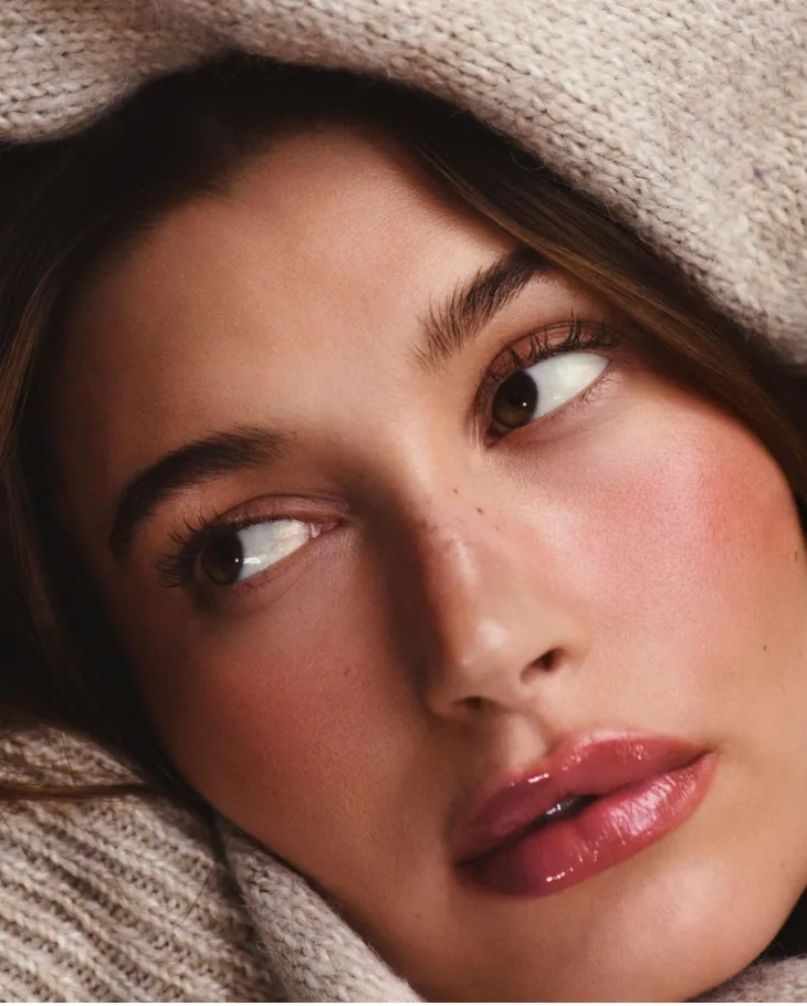 Hailey Bieber với Strawberry Makeup look