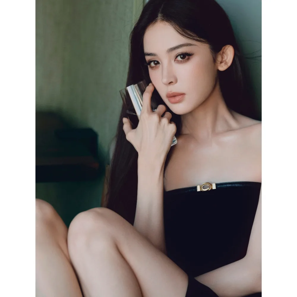 Nữ diễn viên Trung Quốc Cổ Lực Na Trát tạo dáng với ly nước.