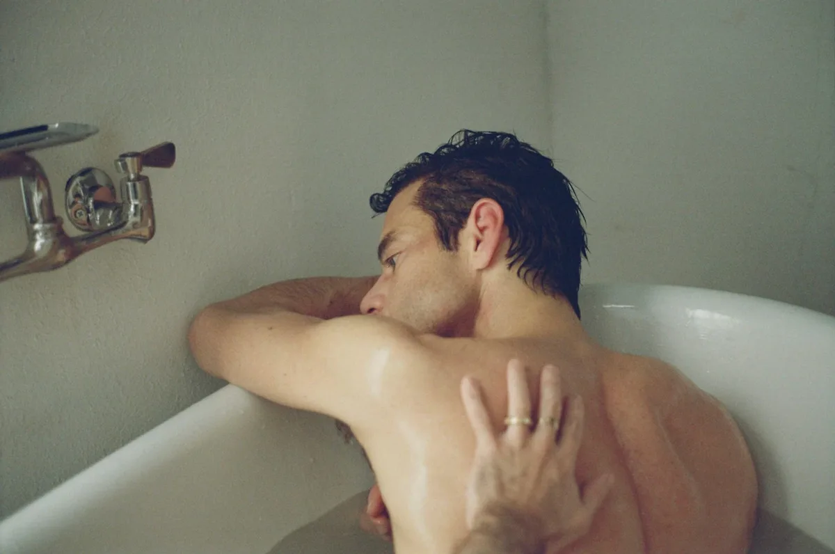 Rami Malek trong vai nam chính Jimmy George của The Man I Love (2026).
