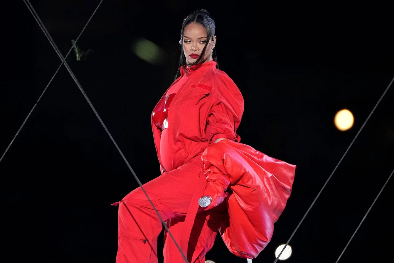 rihanna superbowl 2023 trang phục đỏ