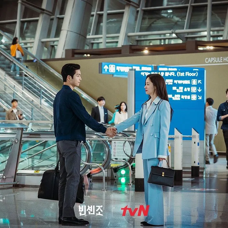 Hong Cha Young diện quần âu xanh pastel