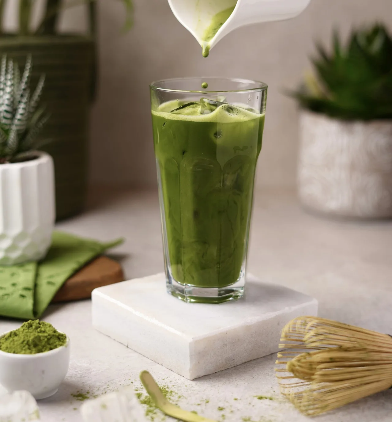 Ly matcha thơm ngon trên bàn có thể gây rụng tóc.