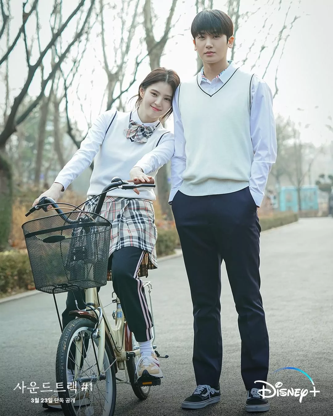 han so hee mặc đồng phục đạp xe