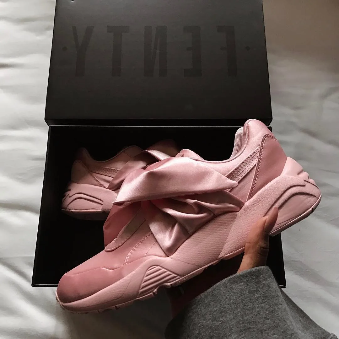 Những cô nàng sở hữu tủ giày sneaker trong mơ của mọi cô gái Những cô nàng sở hữu tủ giày sneaker trong mơ của mọi cô gái