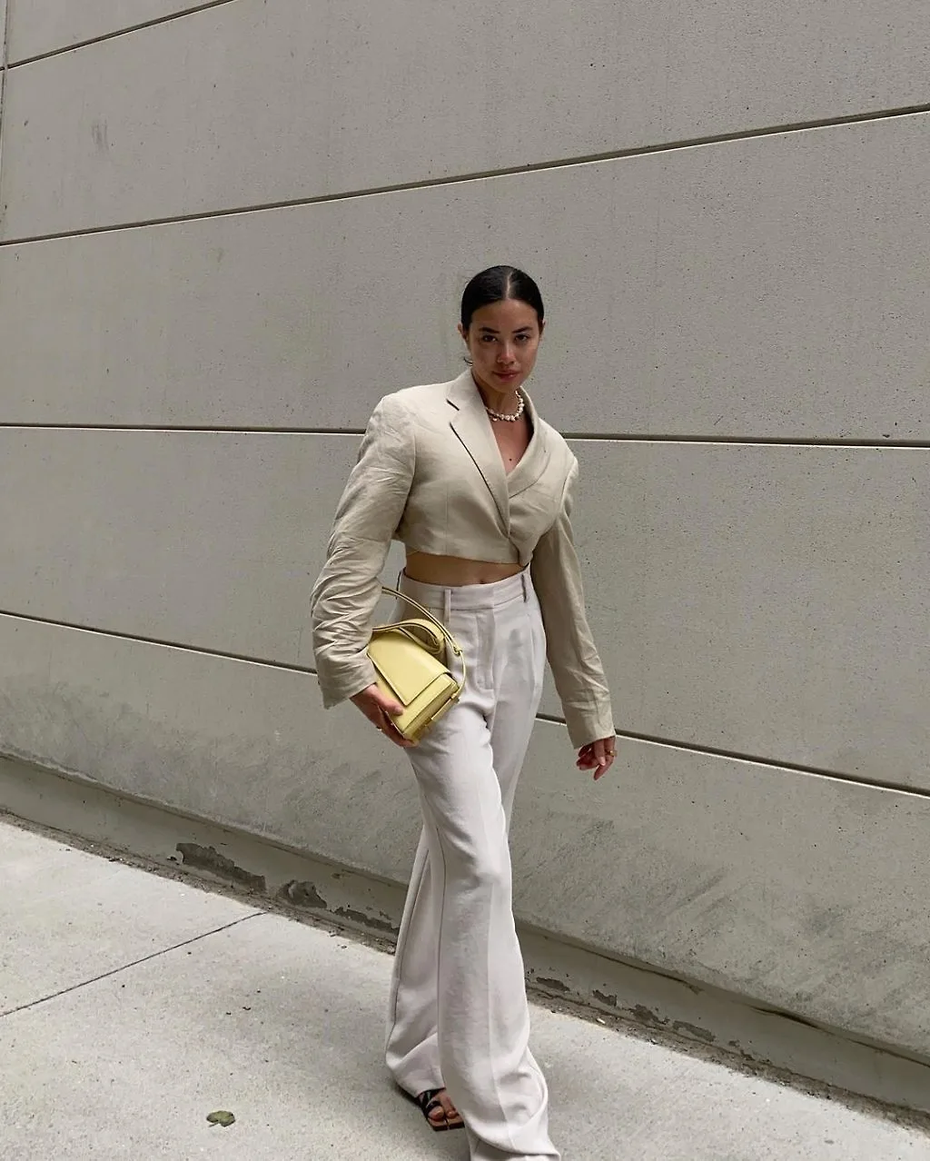quần đũi và blazer croptop thời thượng