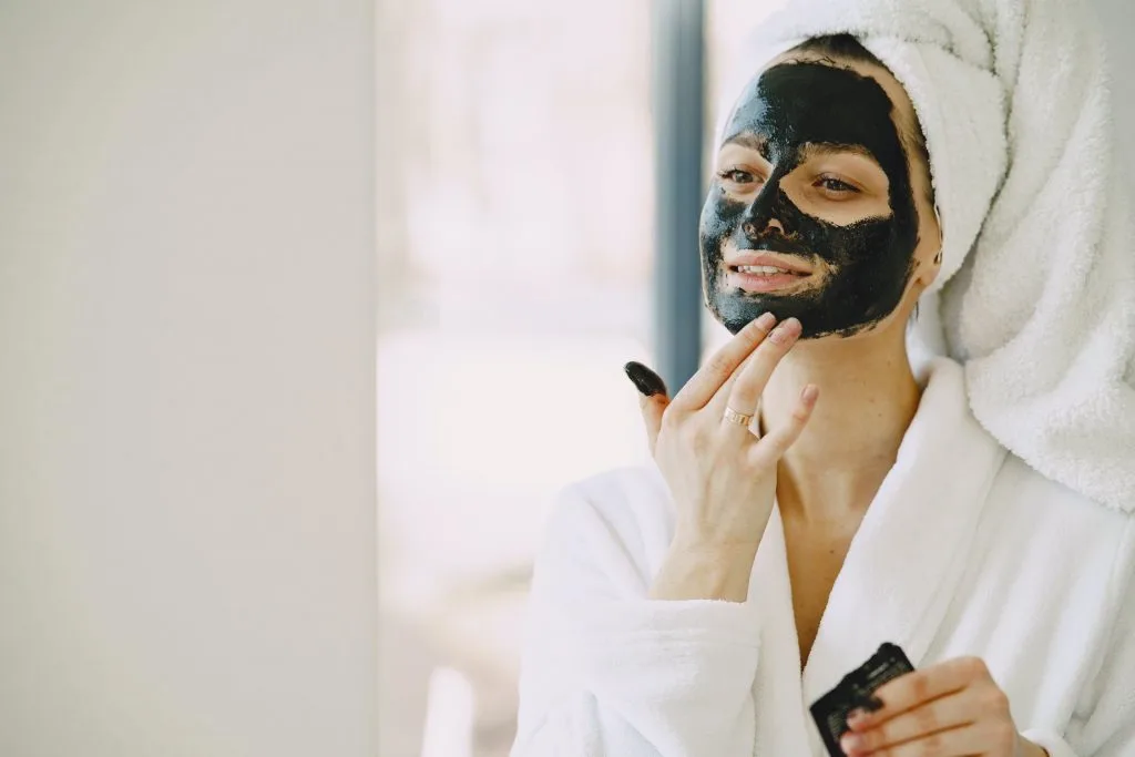 Mặt nạ đất sét hỗ trợ ngăn ngừa nguy cơ hình thành mụn ngay từ bước đầu tiên. trị mụn - mặt nạ