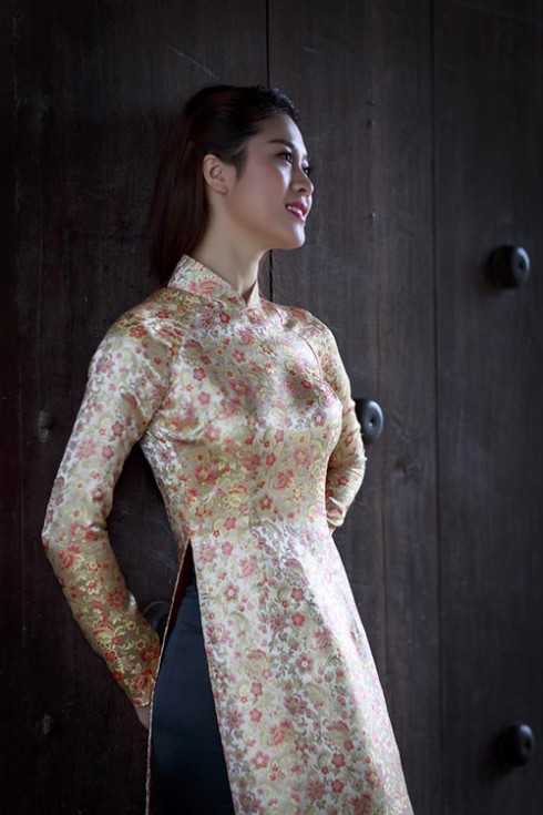 Với dáng người gầy và vỏng 1 khiêm tốn, bạn nên chọn áo trong có lớp độn và hơi nhọn cao phần đỉnh, khi đó phần thân trên của bạn sẽ được tôn lên rất nhiều và phom của áo dài cũng được thể hiện tối đa.