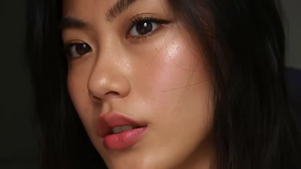 Tip trang điểm hàng ngày nhưng vẫn đẹp tự nhiên của Haley Kim chính là một đường kẻ eyeliner mảnh