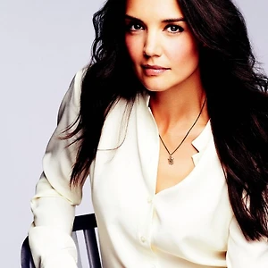 Katie Holmes – gương mặt mới của Bobbi Brown