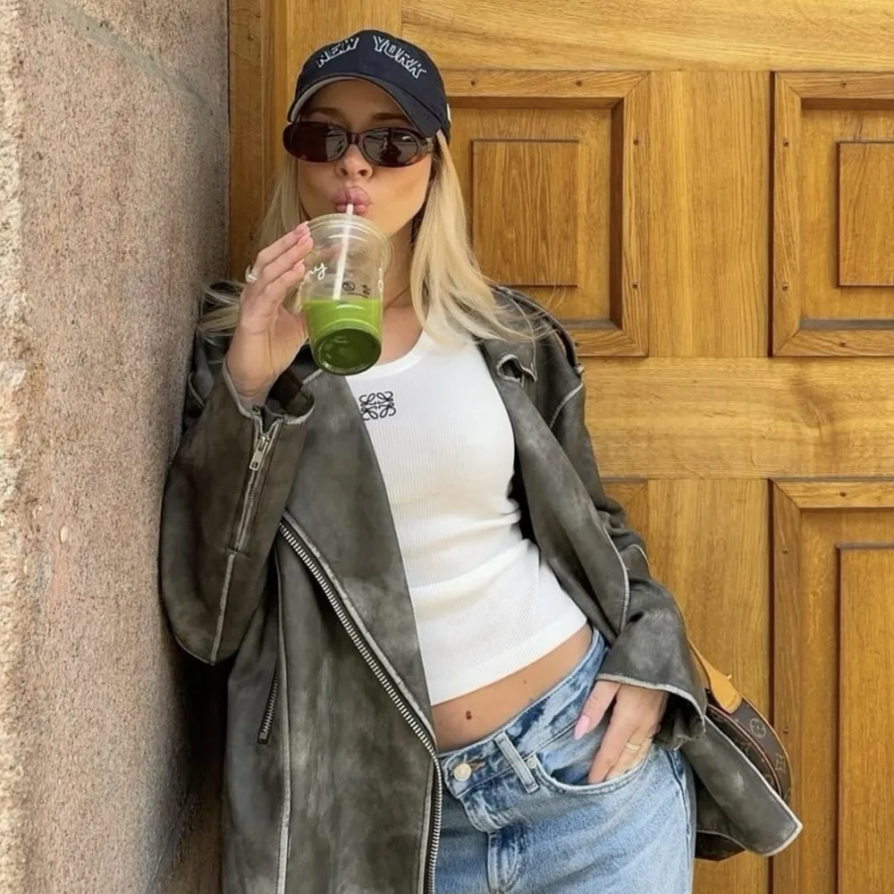 Cô gái đang uống matcha - nguyên nhân có thể gây rụng tóc.