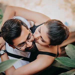 cặp đôi cung hoàng đạo ôm hôn nhau