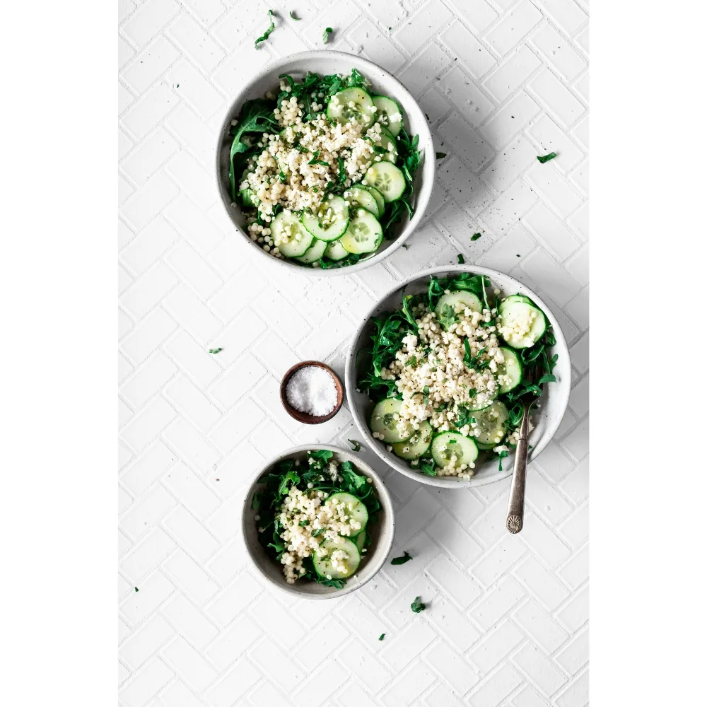 Tô salad rau xanh và dưa chuột.