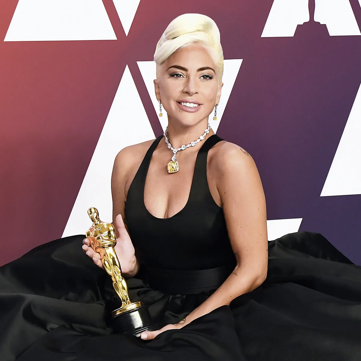 Lady Gaga đeo kim cương vàng Tiffany Diamond đến Oscar 2019