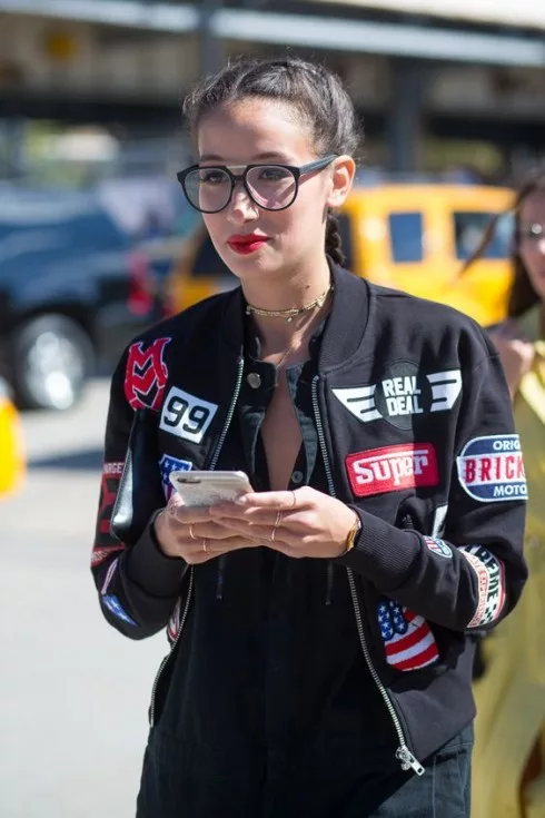 Không khó để bắt gặp hình ảnh các fashionista và loại áo khoác này.