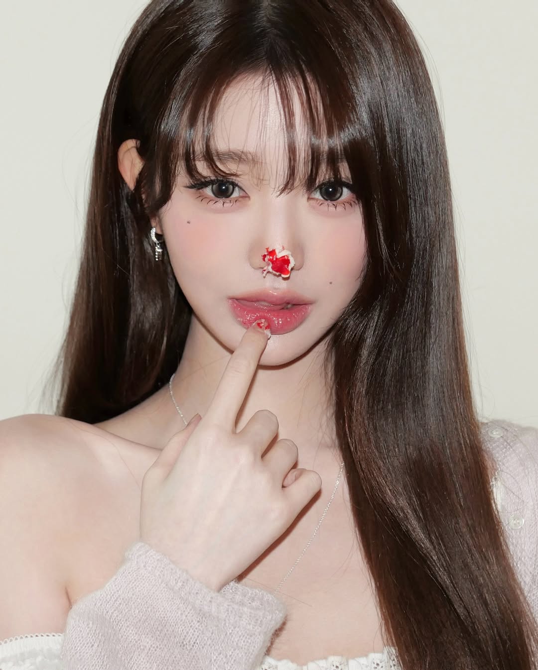Tô điểm một chút son bóng mang lại hiệu ứng căng mọng rạng rỡ cho diện mạo ngày đầu năm
