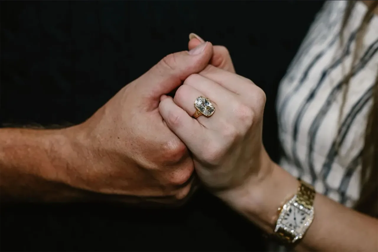 Taylor Swift – Nhẫn cushion old mine cut trong ổ bezel mang tinh thần Georgian, gợi cảm giác gia truyền.