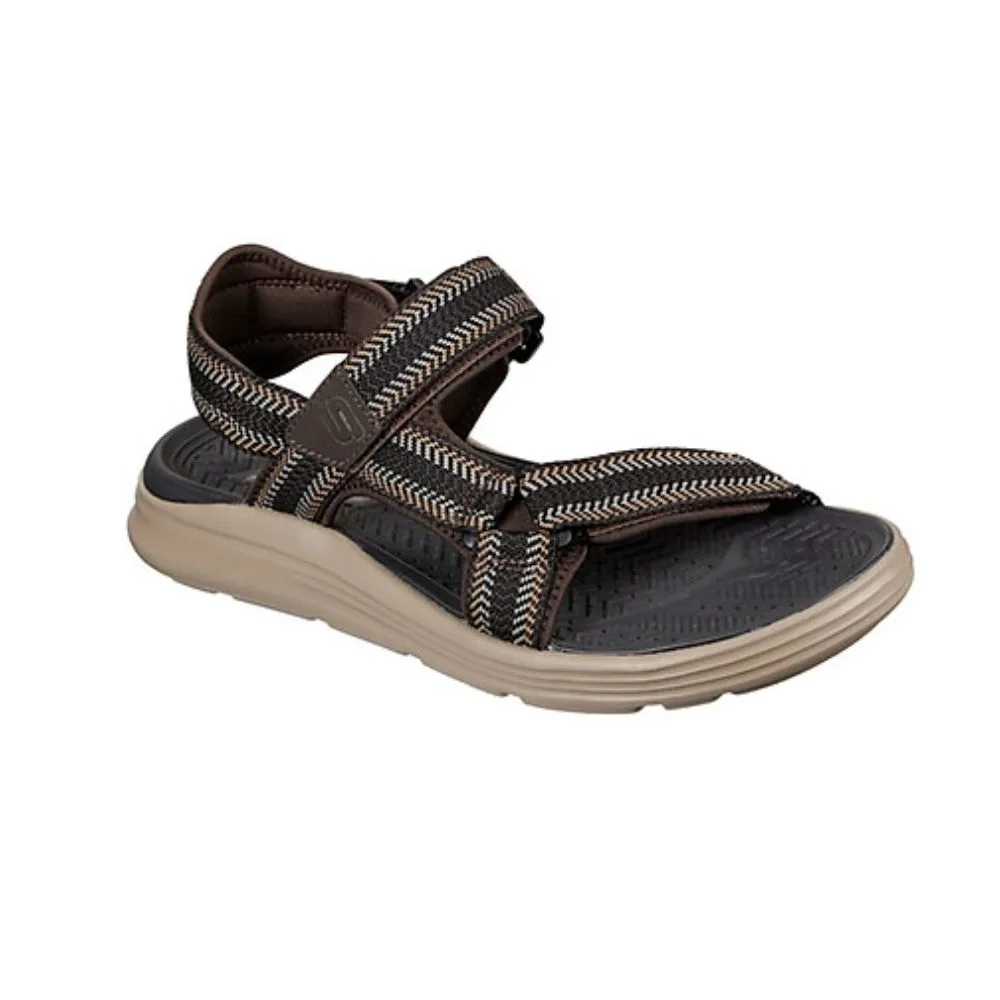 giay-sandals-va-nhung-ban-phoi-mua-he-SKECHERS-Sargo-204042-ELLE-Man.jpg