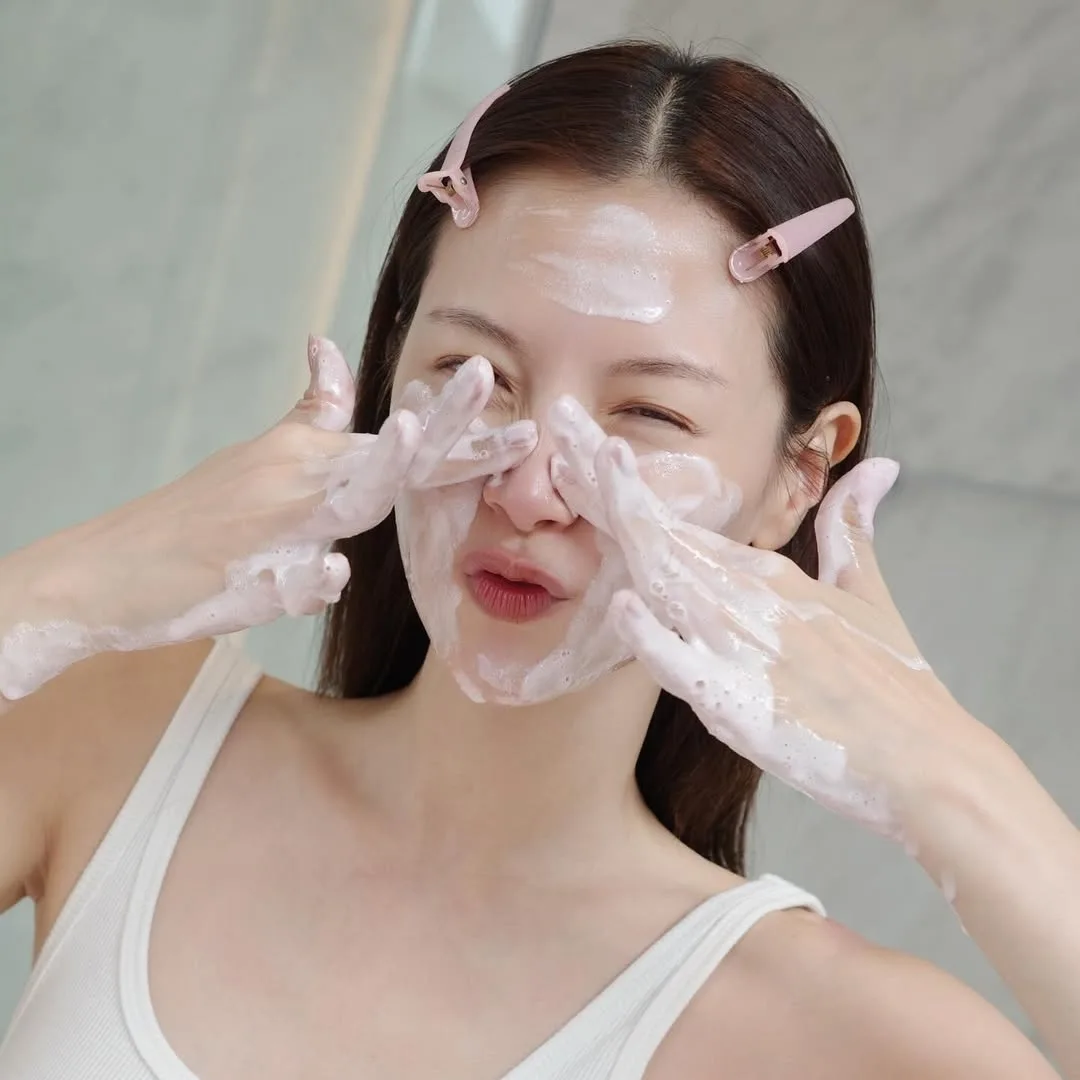 Diễn viên Baifern của Thái đang rửa mặt