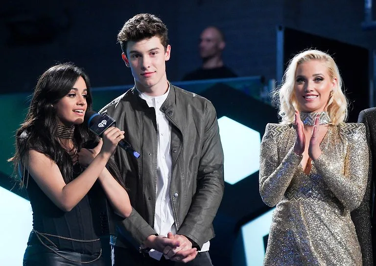 shawn và camila nhận giải thưởng