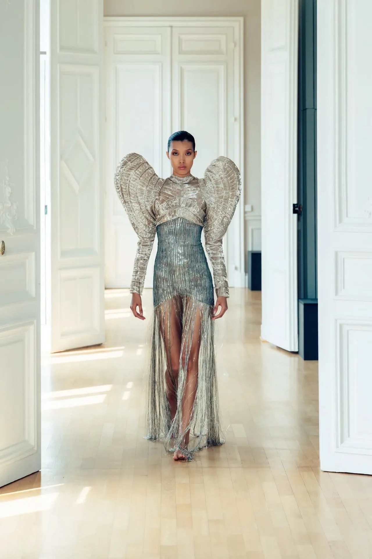 Dahan Phưong Oanh trình diễn show AZIZ Haute Couture Thu Đông 2026