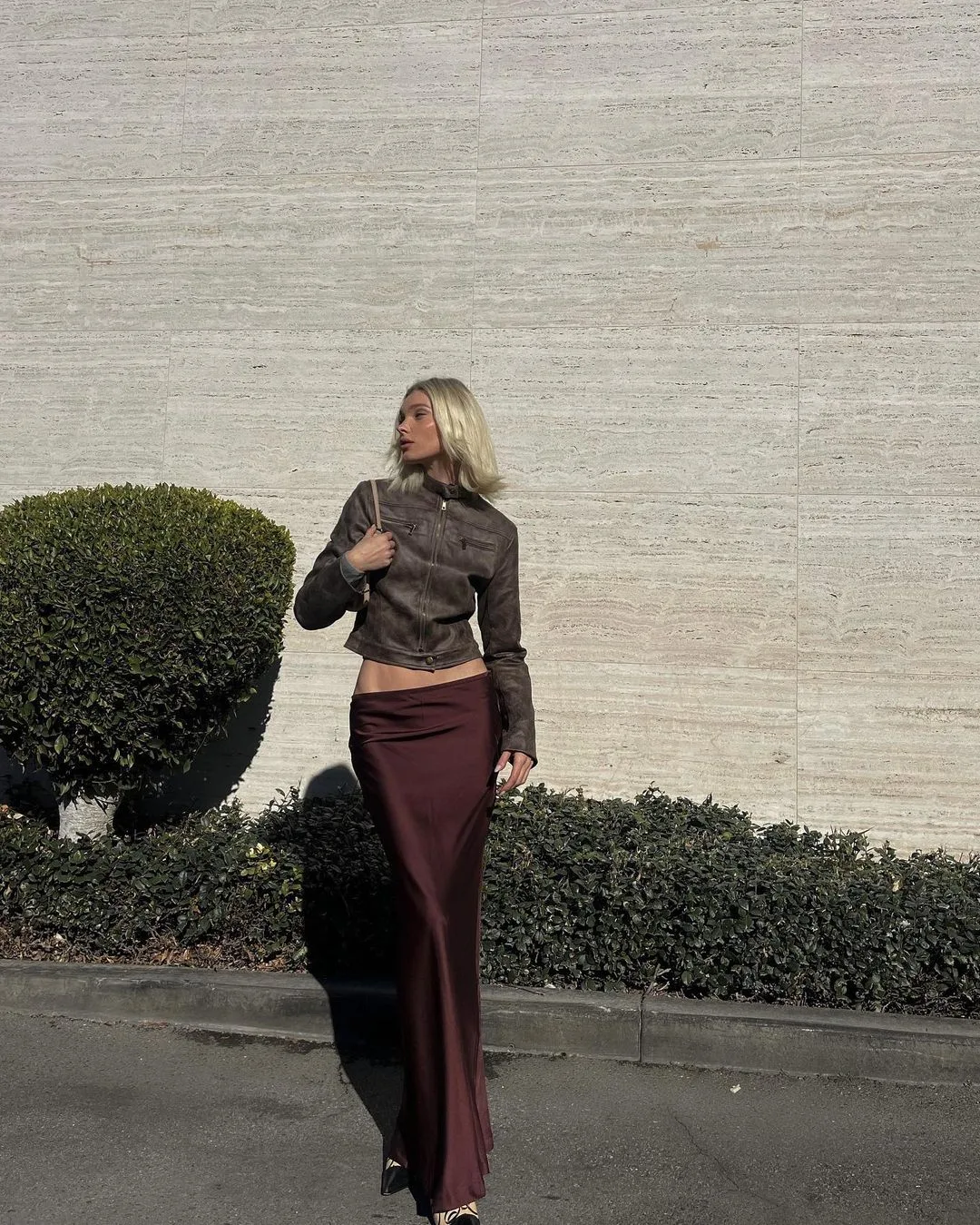 hoskelsa diện váy lụa maxi