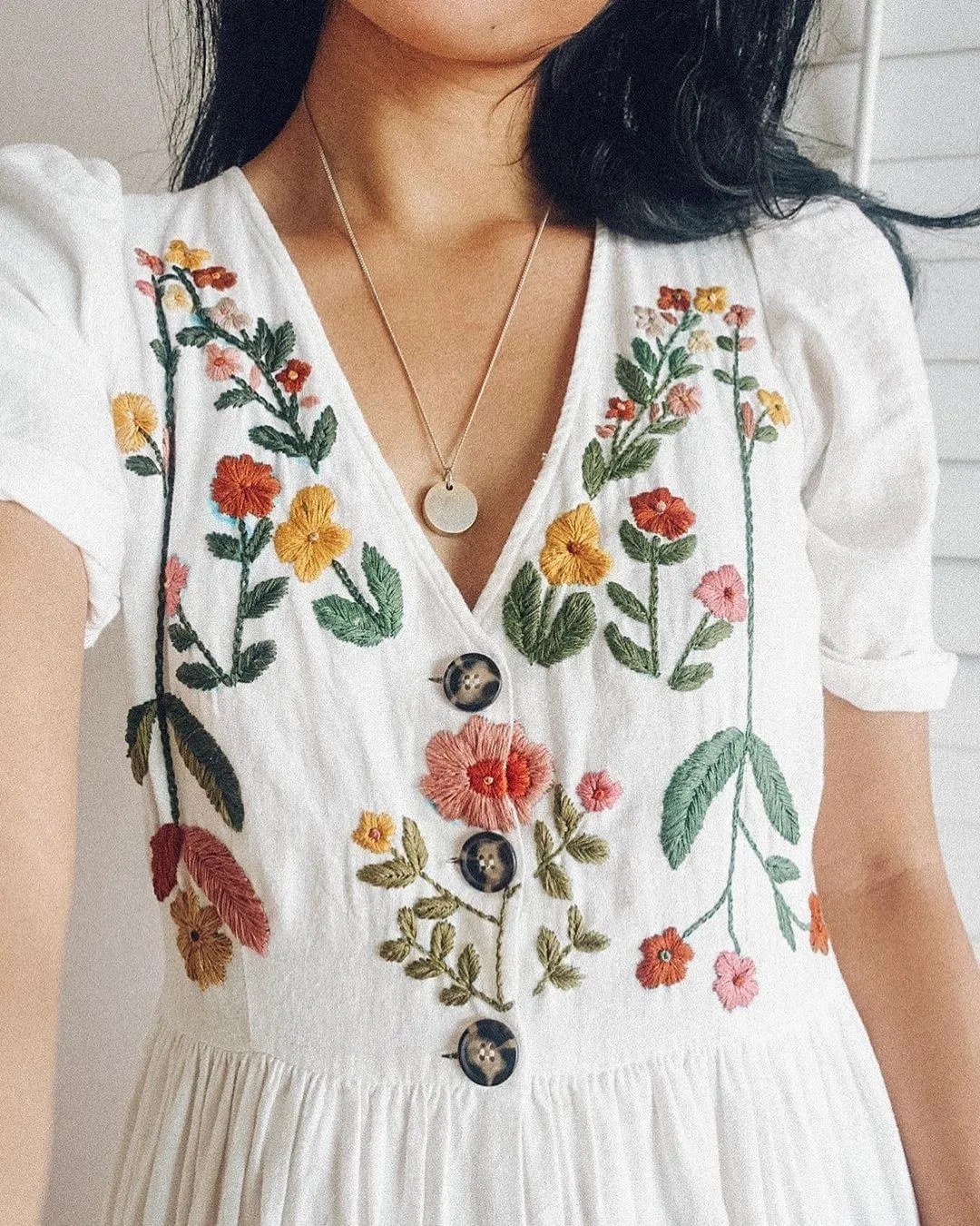 đầm trắng thêu tay hoa lá