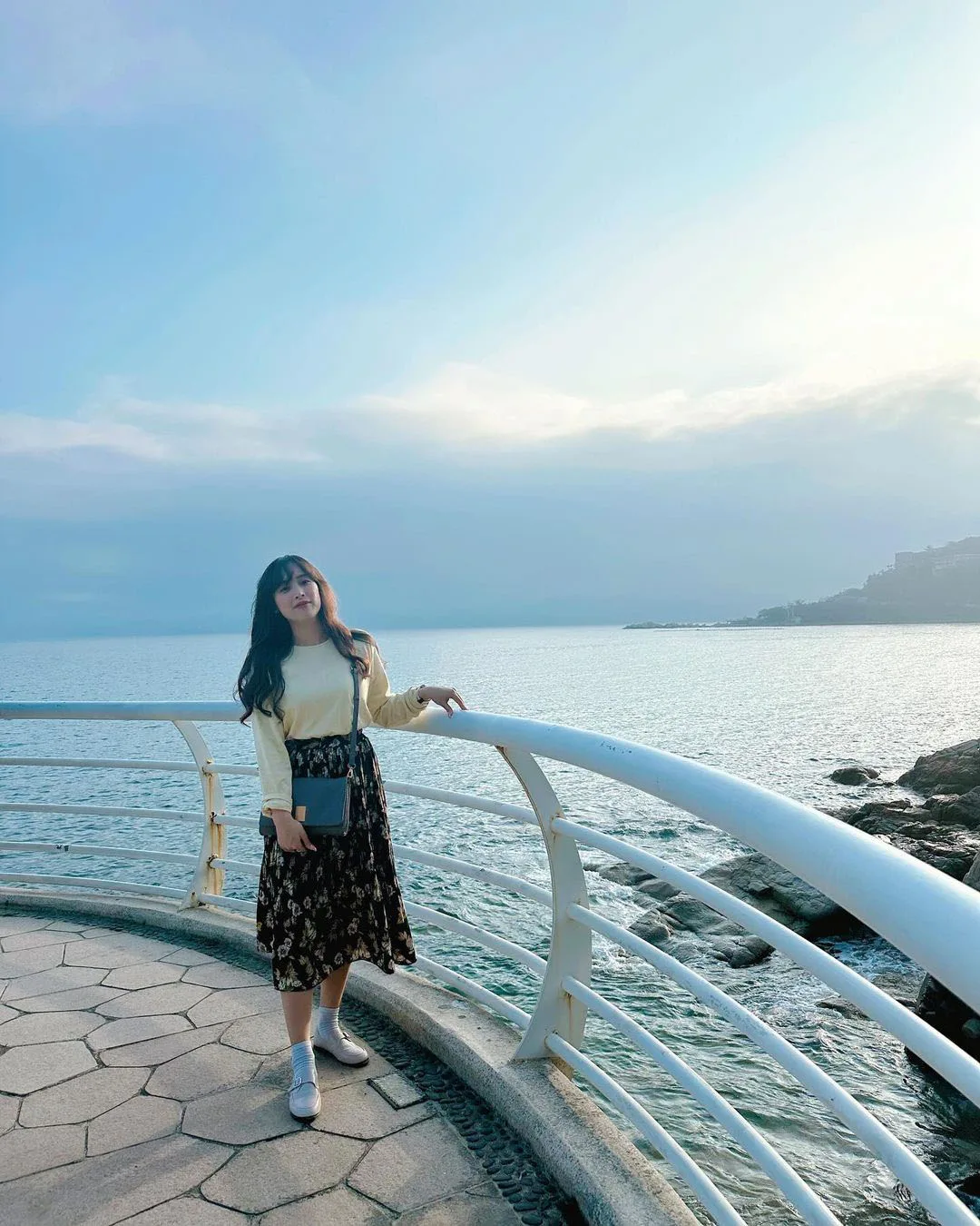 cô gái chụp ảnh ở biển xiaomeisha