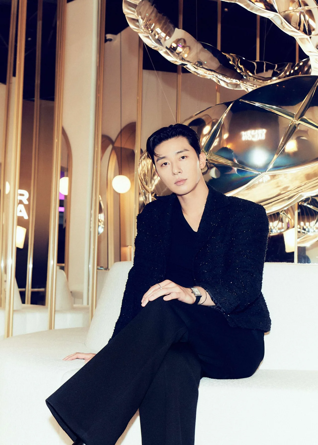 Park Seo Joon trong bản phối vest đen cool ngầu tại chanel