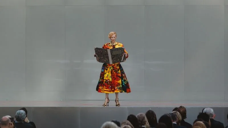 Tilda Swinton (2) trong chiếc váy sặc sõ đọc bài tưởng niệm Karl Lagerfeld.