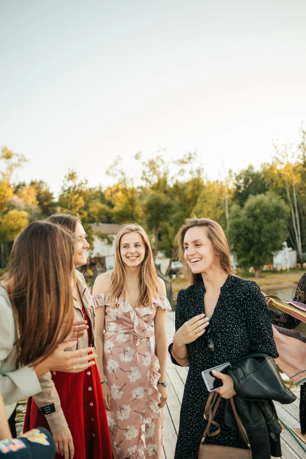 nhóm bạn cười nói vui vẻ