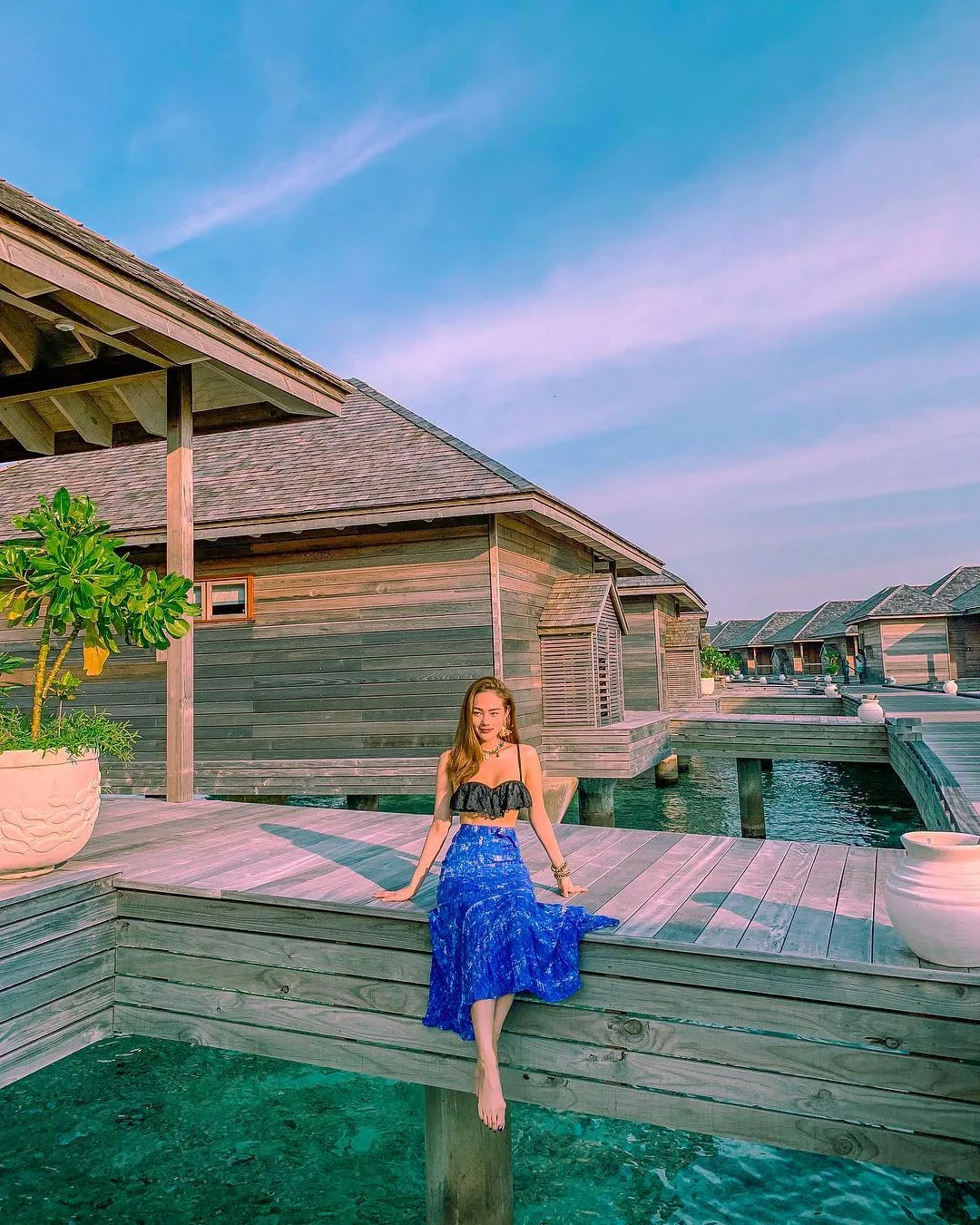 minh hằng mặc đồ bơi đen với chân váy xòe du lịch mùa hè maldives