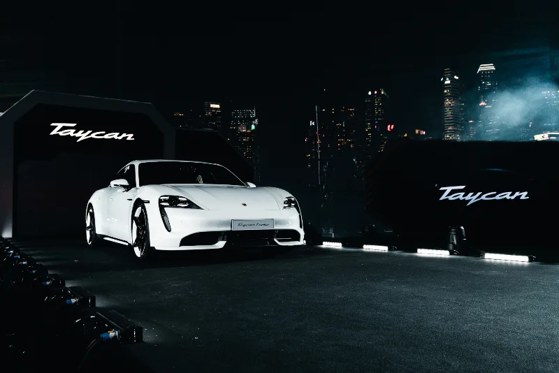 Porsche X Star Wars 2 xe Taycan ELLE Man 0120 xe Taycan mau trang Porsche X Star Wars 2 xe Taycan ELLE Man 0120 xe Taycan mau trang