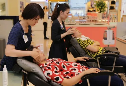 Hình ảnh khách hàng khi được các chuyên viên chăm sóc da mặt