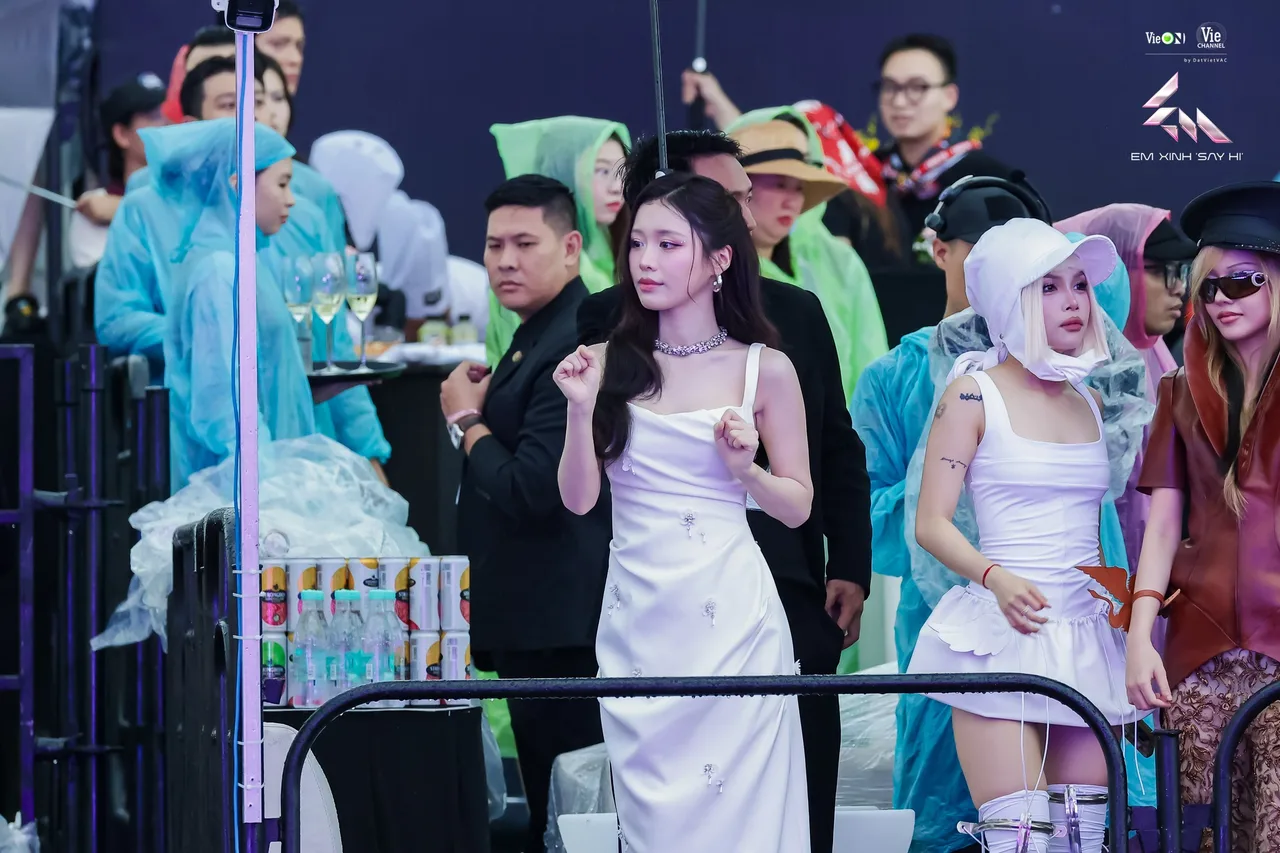Hansara thời trang giao lưu "Em Xinh Say Hi" concert