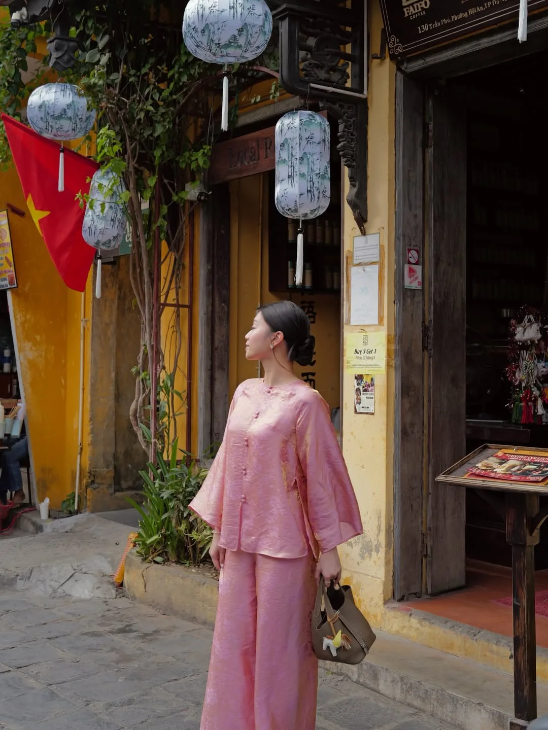 Chú ngựa nhỏ làm charm trên túi tạo thêm sự tinh nghịch trên set áo bà ba truyền thống.