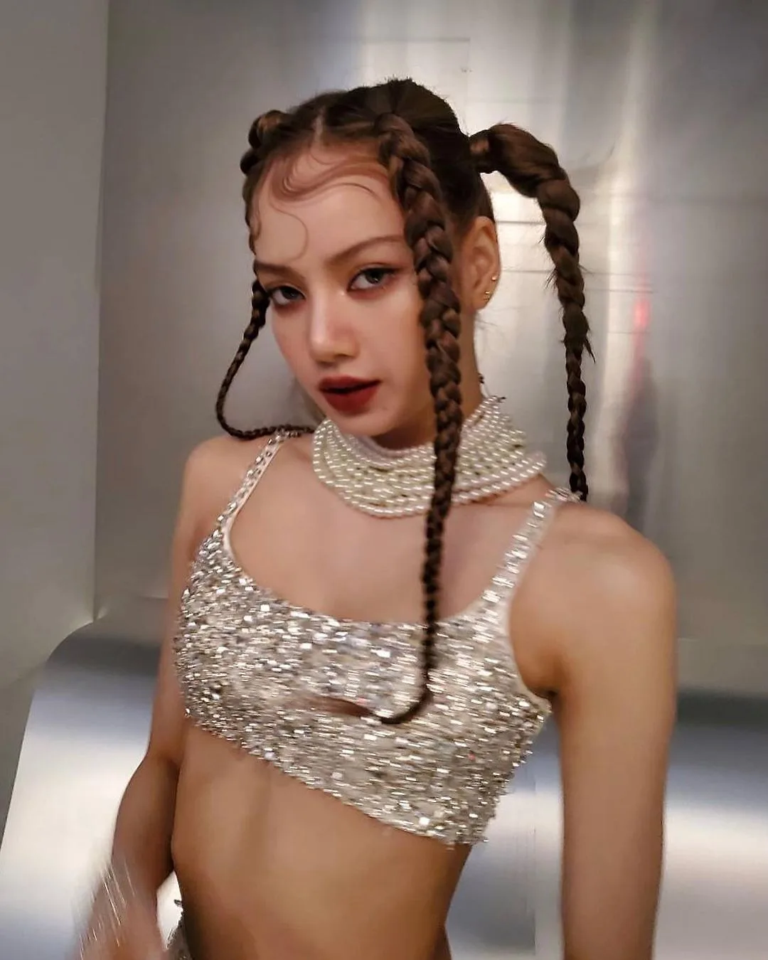 lisa diện áo ngực ánh bạc đính đá 
