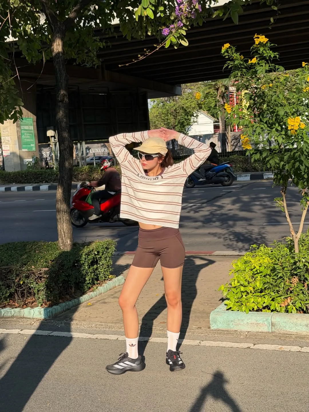 Sự kết hợp kinh điển giữa tất cotton gân và chunky sneakers cho vẻ ngoài năng động.
