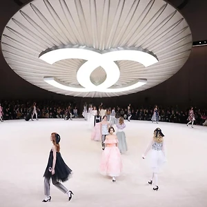 BST Chanel Haute Couture Xuân-Hè 2024: Vẻ đẹp phi hoàn hảo của thời gian