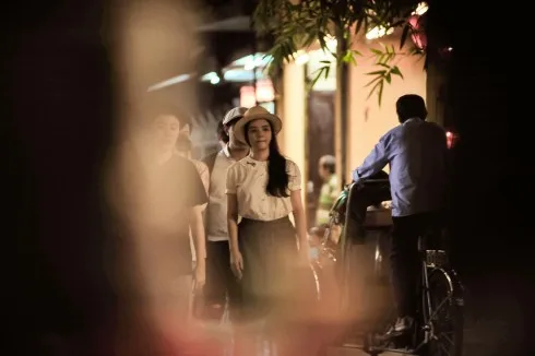 Lý Nhã Kỳ diện áo sơ mi trắng kết hợp váy jean nữ tính