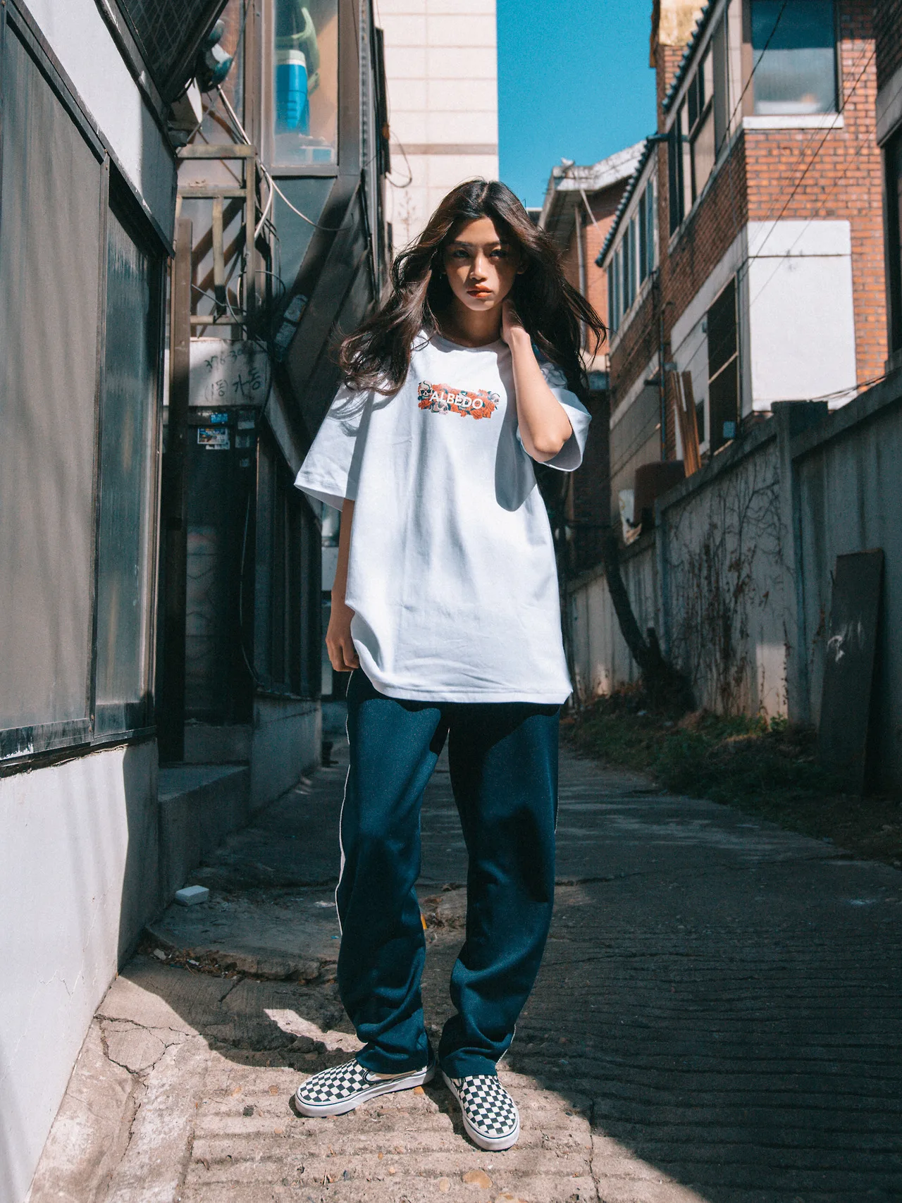 áo phông chữ quần jeans