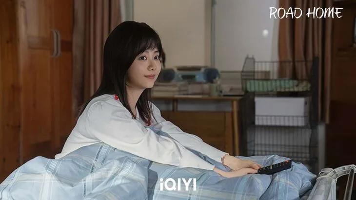 Đàm Tùng Vận vào vai cô nàng sinh viên với kiểu tóc uốn cúp đuôi kết hợp với mái thưa ngang. Ảnh: iQIYI. Đàm Tùng Vận với kiểu tóc uốn cúp đuôi kết hợp với mái thưa ngang