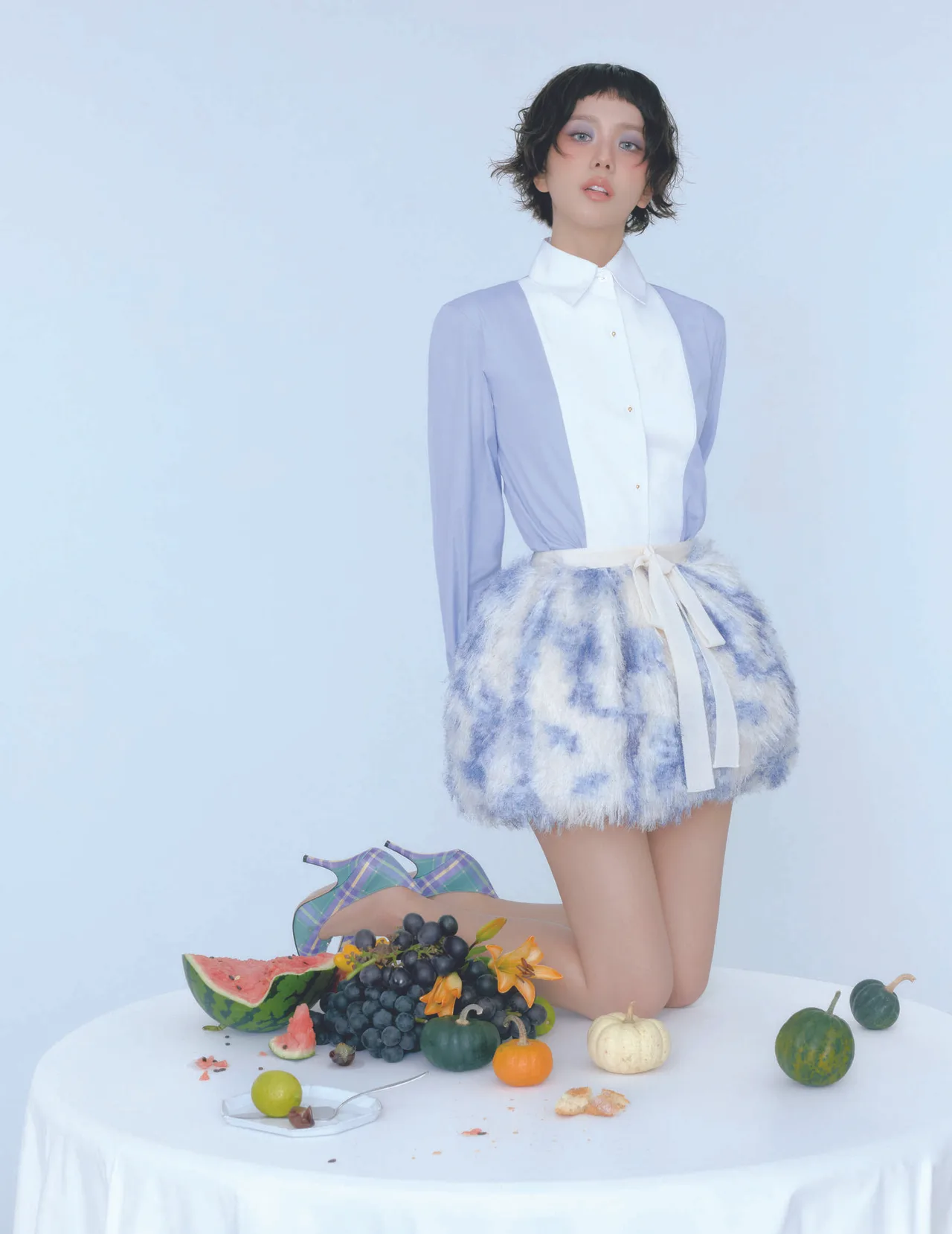 Áo sơmi poplin cotton, chân váy bubble skirt vải lụa dệt kim họa tiết hoa, giày cao gót họa tiết caro, tất cả của DIOR.